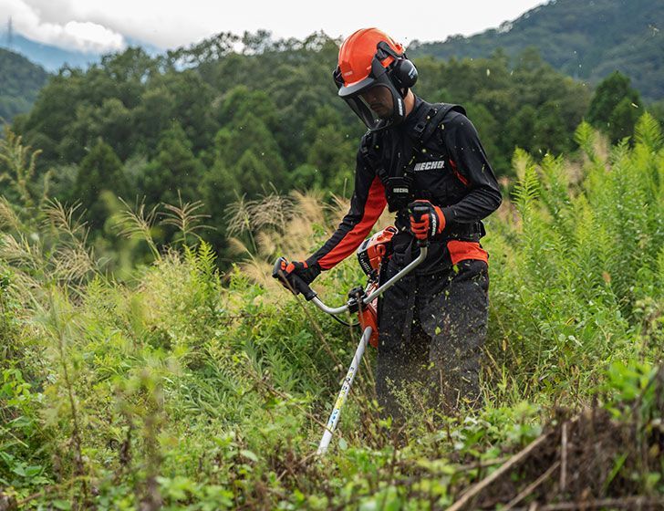 Débroussaille avec puissance et confort. 